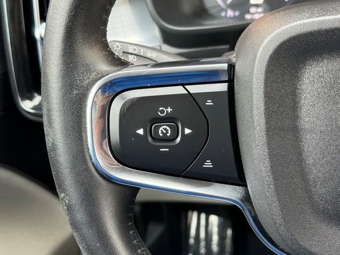 Used 2021 Volvo XC40 T5 Momentum w/ Premium Package image 30
