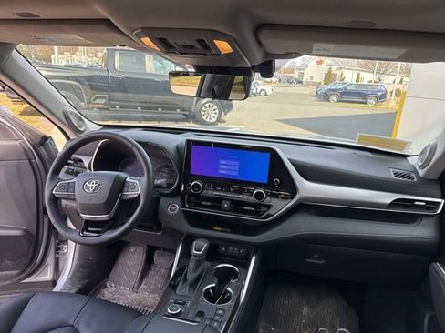 Used 2025 Toyota Highlander Platinum image 33