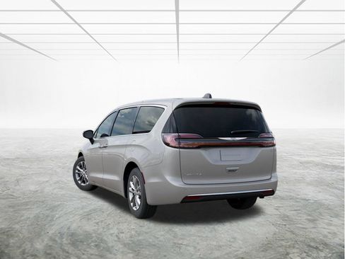 New 2026 Chrysler Pacifica Select image 3