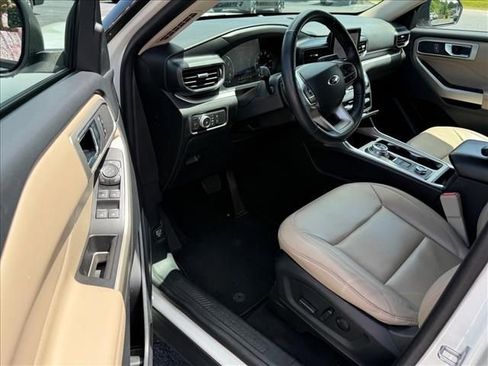 Used 2021 Ford Explorer XLT w/ Equipment Group 202A AWD/4WD image 10