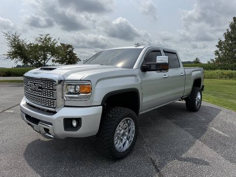 Used 2019 GMC Sierra 2500 Denali w/ Duramax Plus Package AWD/4WD image 2