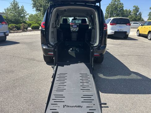 Used 2023 Chrysler Pacifica Touring-L FWD image 2