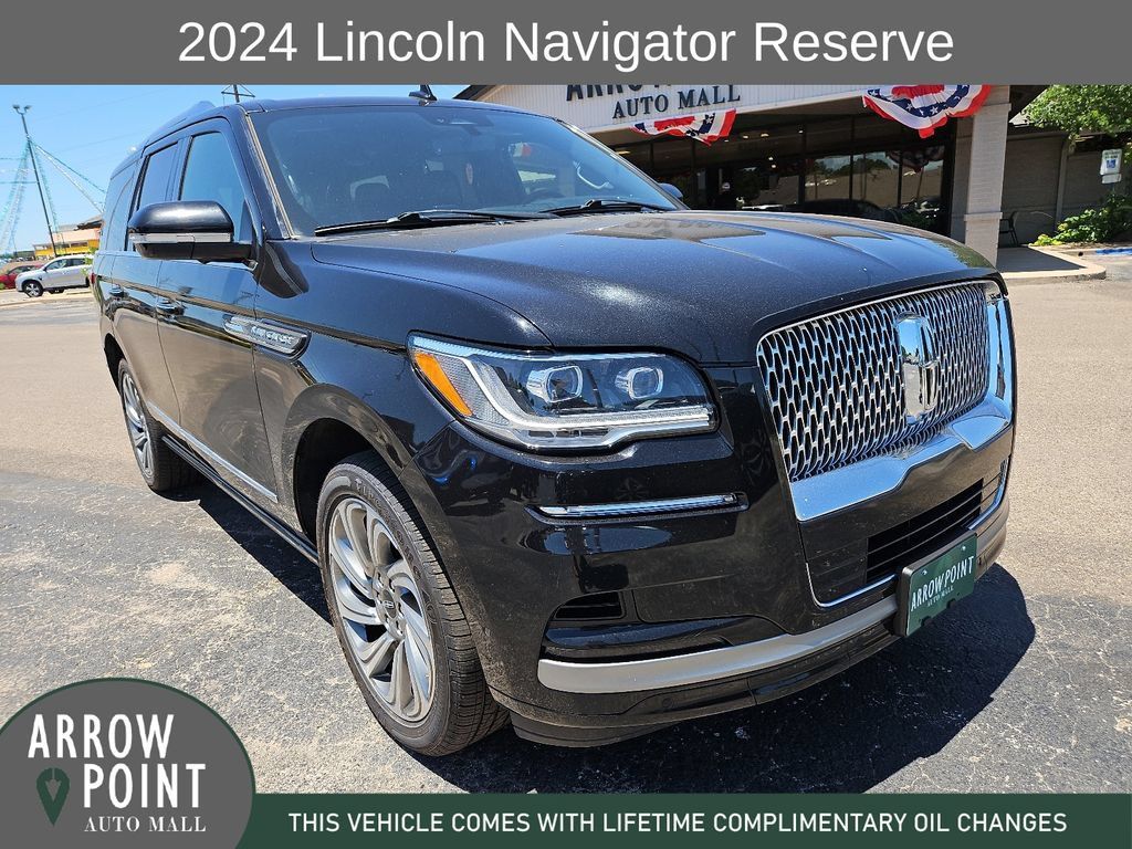 Used 2024 Lincoln Navigator Reserve AWD/4WD image 2