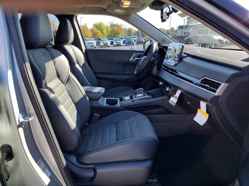 New 2025 Mitsubishi Outlander SE image 11