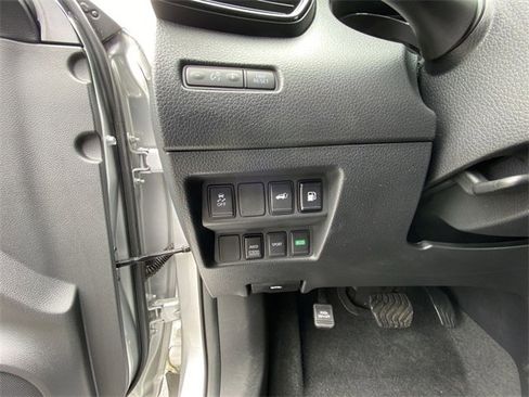 Certified 2018 Nissan Rogue SV image 17