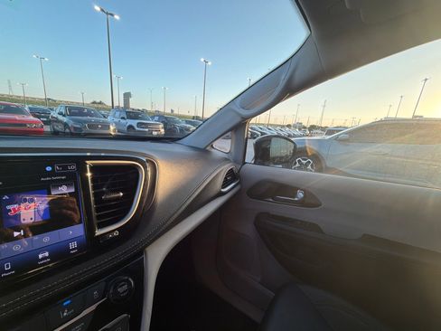 Used 2024 Chrysler Pacifica Limited FWD image 14