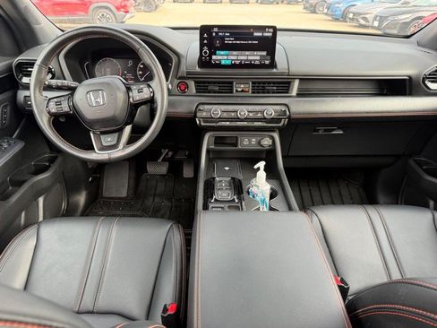 Used 2025 Honda Pilot TrailSport image 13