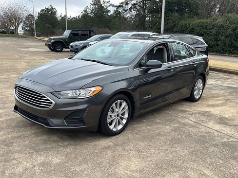 Used 2019 Ford Fusion SE image 1