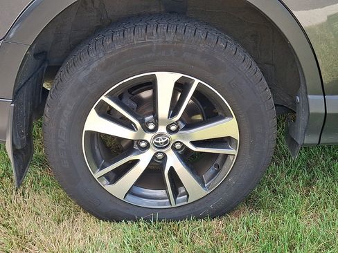 Used 2018 Toyota RAV4 XLE AWD/4WD image 8