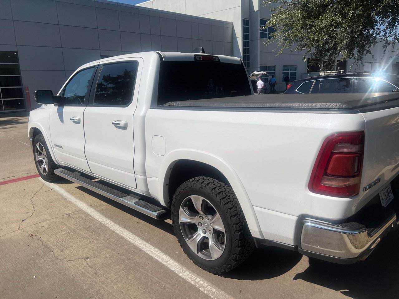 Used 2019 RAM 1500 Laramie AWD/4WD image 3