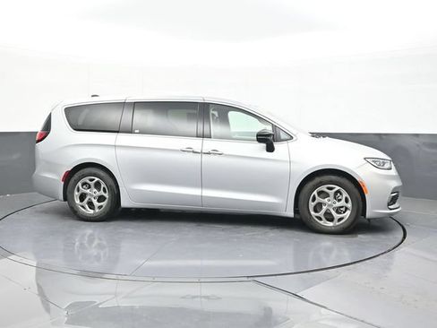 Used 2024 Chrysler Pacifica Limited FWD image 17