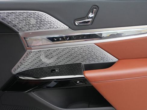 Certified 2023 BMW 760i xDrive w/ Luxury Rear Seating Package image 30