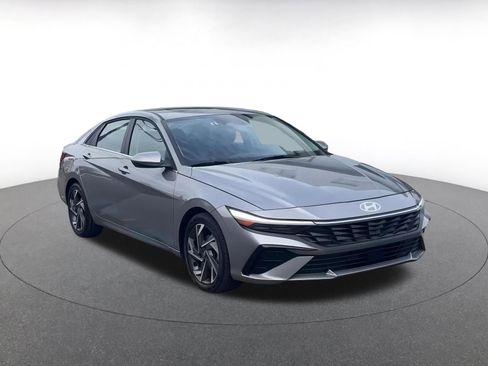 Used 2025 Hyundai Elantra SEL image 3