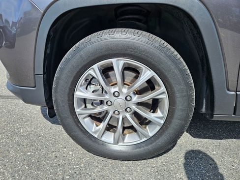 Used 2019 Jeep Cherokee Latitude Plus AWD/4WD image 8