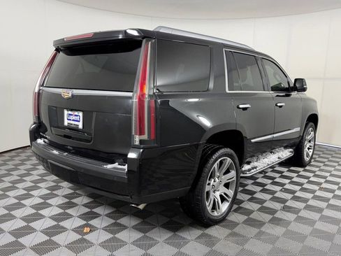 Used 2018 Cadillac Escalade Luxury image 3