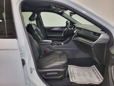 Used 2024 Jeep Grand Cherokee L Altitude image 11