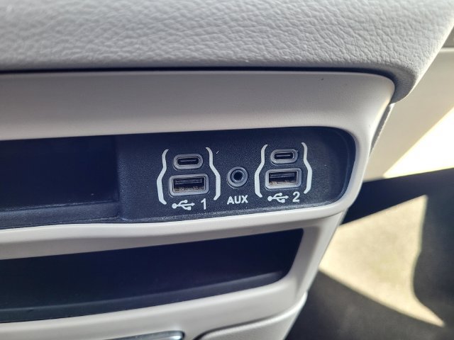 Used 2023 Chrysler Pacifica Touring-L FWD image 17