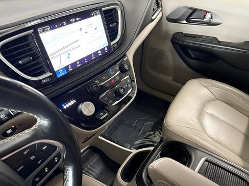 Used 2021 Chrysler Pacifica Touring-L FWD image 36