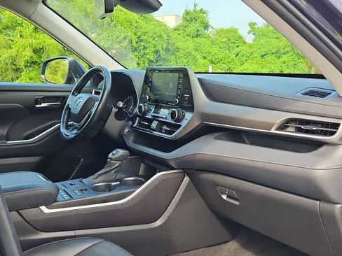 Used 2022 Toyota Highlander XLE AWD/4WD image 21