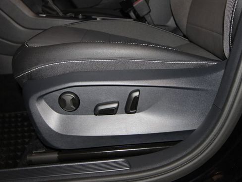 Used 2024 Volkswagen Taos SE image 7