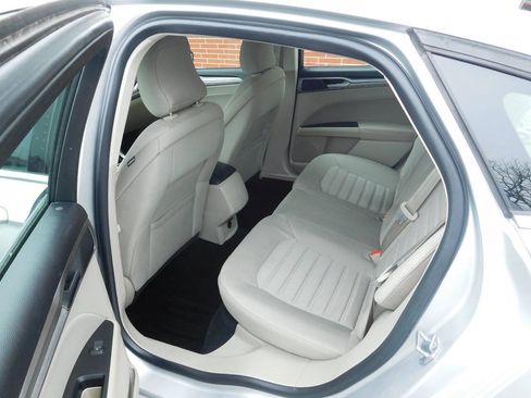 Used 2018 Ford Fusion SE FWD image 12