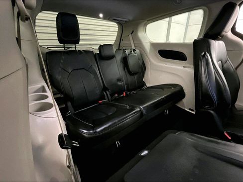 Used 2023 Chrysler Pacifica Touring-L image 27