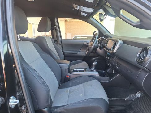 Used 2022 Toyota Tacoma TRD Sport w/ Technology Package image 19