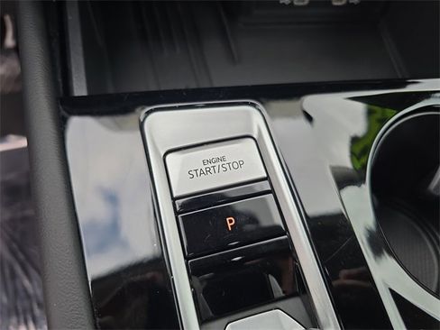 Used 2025 Volkswagen Atlas SE image 26