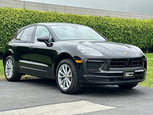 Certified 2025 Porsche Macan AWD/4WD image 10
