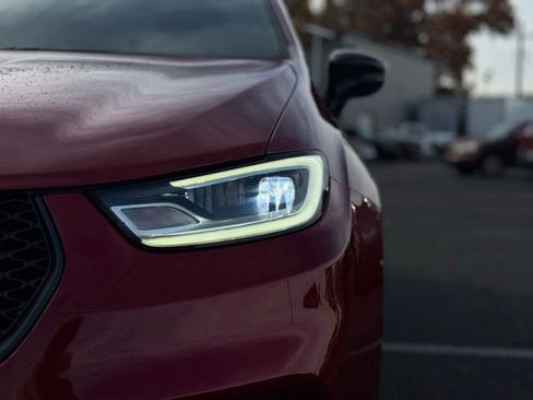 Certified 2025 Chrysler Pacifica Limited image 10