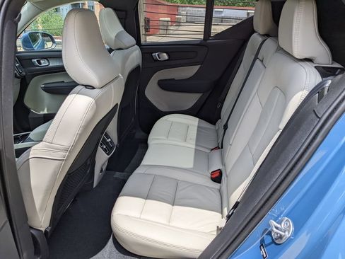 Certified 2023 Volvo XC40 B5 Plus AWD/4WD image 23