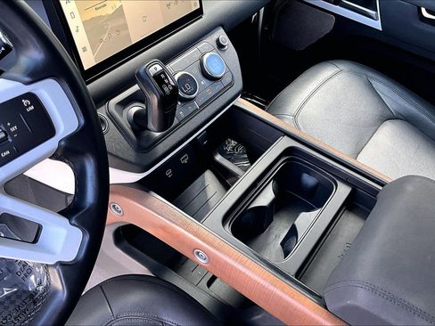 Used 2023 Land Rover Defender 130 SE image 17