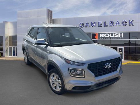 Used 2024 Hyundai Venue SE FWD image 3