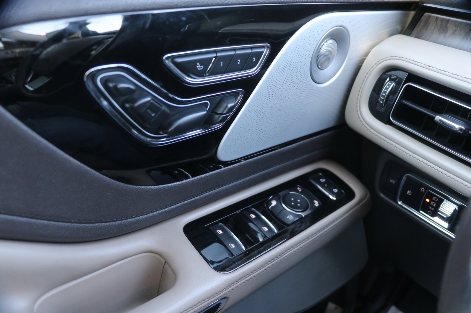 Used 2020 Lincoln Aviator Reserve w/ Equipment Group 202A AWD/4WD image 11