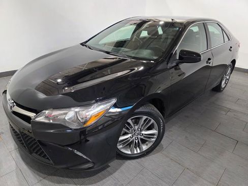 Used 2017 Toyota Camry SE image 1