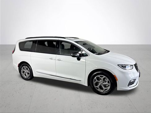 Used 2023 Chrysler Pacifica Limited w/ Uconnect Theater Family Group image 4