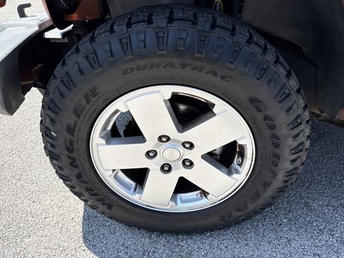 Used 2011 Jeep Wrangler Unlimited Sahara w/ Connectivity Group AWD/4WD image 34