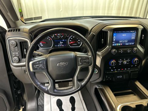 Used 2021 Chevrolet Silverado 1500 LT Trail Boss w/ Convenience Package II image 3