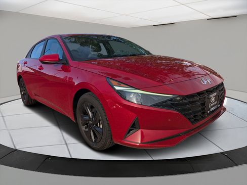 Used 2023 Hyundai Elantra SEL w/ Preferred Accessory Package image 7