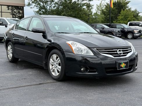 Used 2011 Nissan Altima 2.5 S w/ Special Edition Pkg FWD image 2