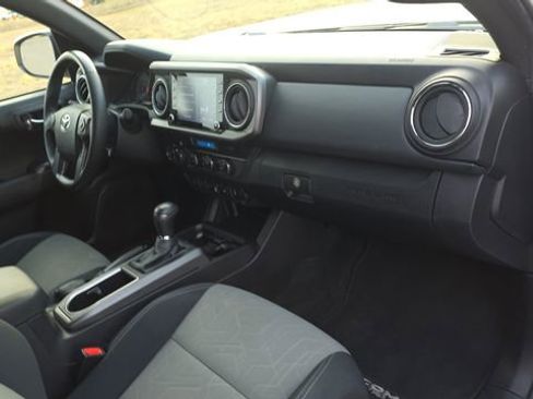 Used 2022 Toyota Tacoma TRD Off-Road w/ Technology Package image 28