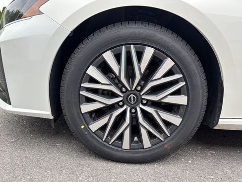 Used 2025 Nissan Altima 2.5 SV FWD image 11