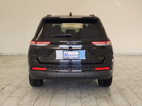 Used 2023 Jeep Grand Cherokee Altitude AWD/4WD image 6