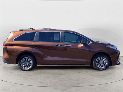 Certified 2022 Toyota Sienna XLE image 6