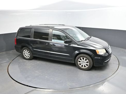 Used 2016 Chrysler Town & Country Touring FWD image 31