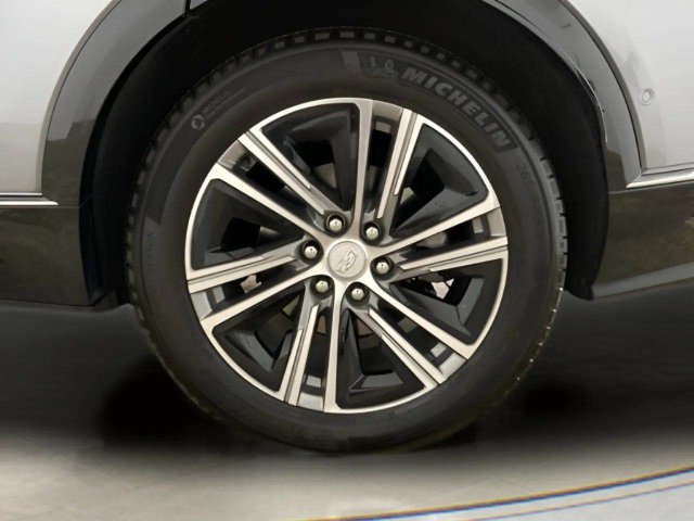 Used 2023 Cadillac Lyriq 2WD image 90