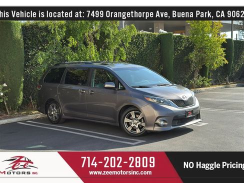 Used 2017 Toyota Sienna SE Premium w/ Cargo Management Package FWD image 2
