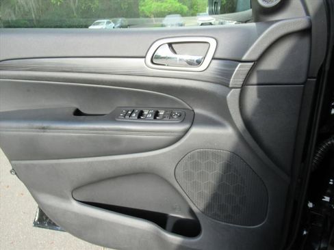 Used 2022 Jeep Grand Cherokee Laredo X image 17