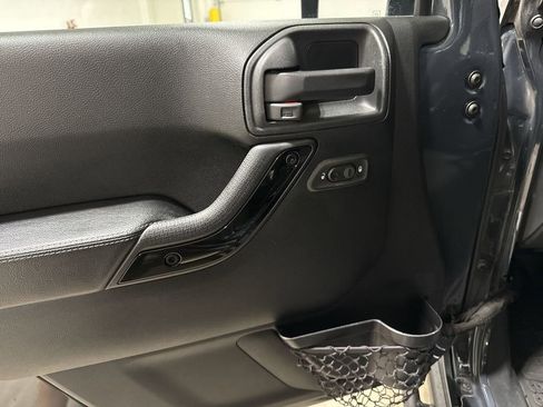 Used 2017 Jeep Wrangler Unlimited Sahara AWD/4WD image 19