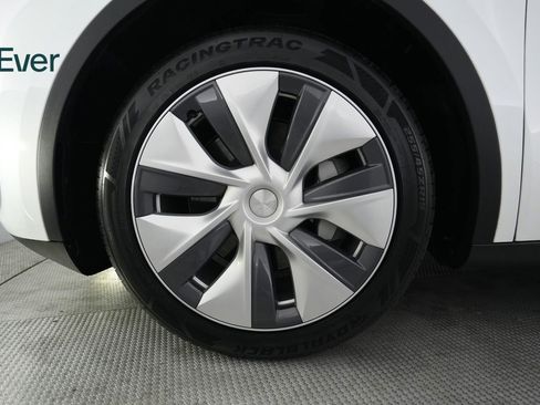 Used 2024 Tesla Model Y Long Range AWD/4WD image 19